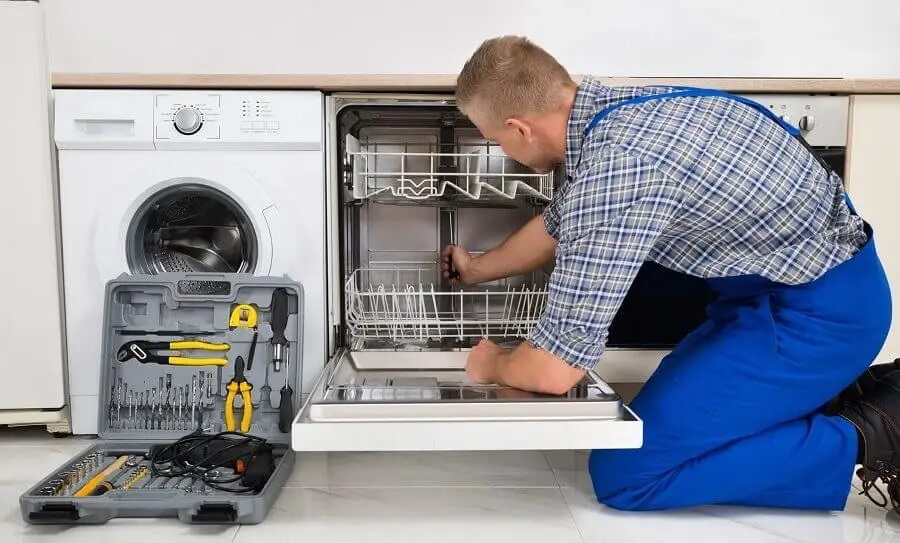 Çiğli Bosch servisi teknisyen ekibi beyaz eşya tamiri yaparken